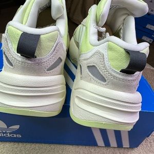 Adidas ZX22 Boost Cream/Lime size 10